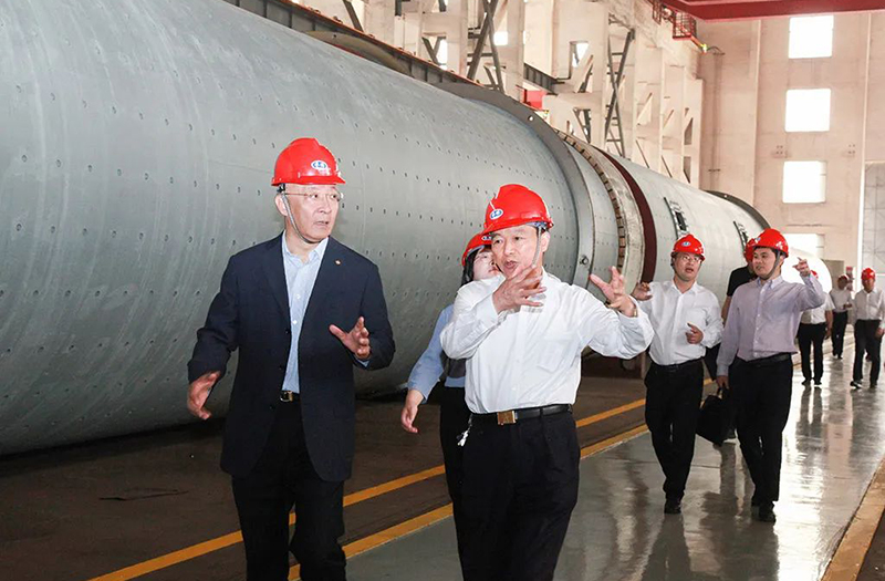 中國(guó)建筑材料聯(lián)合會(huì)黨委書記、會(huì)長(zhǎng)閻曉峰一行親臨鵬飛集團(tuán)調(diào)研