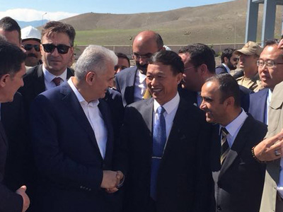 董事長王家安與時任土耳其總理耶爾德勒姆共同出席鵬飛集團在土耳其承建的3000t/d水泥生產線剪彩儀式，并親切交談